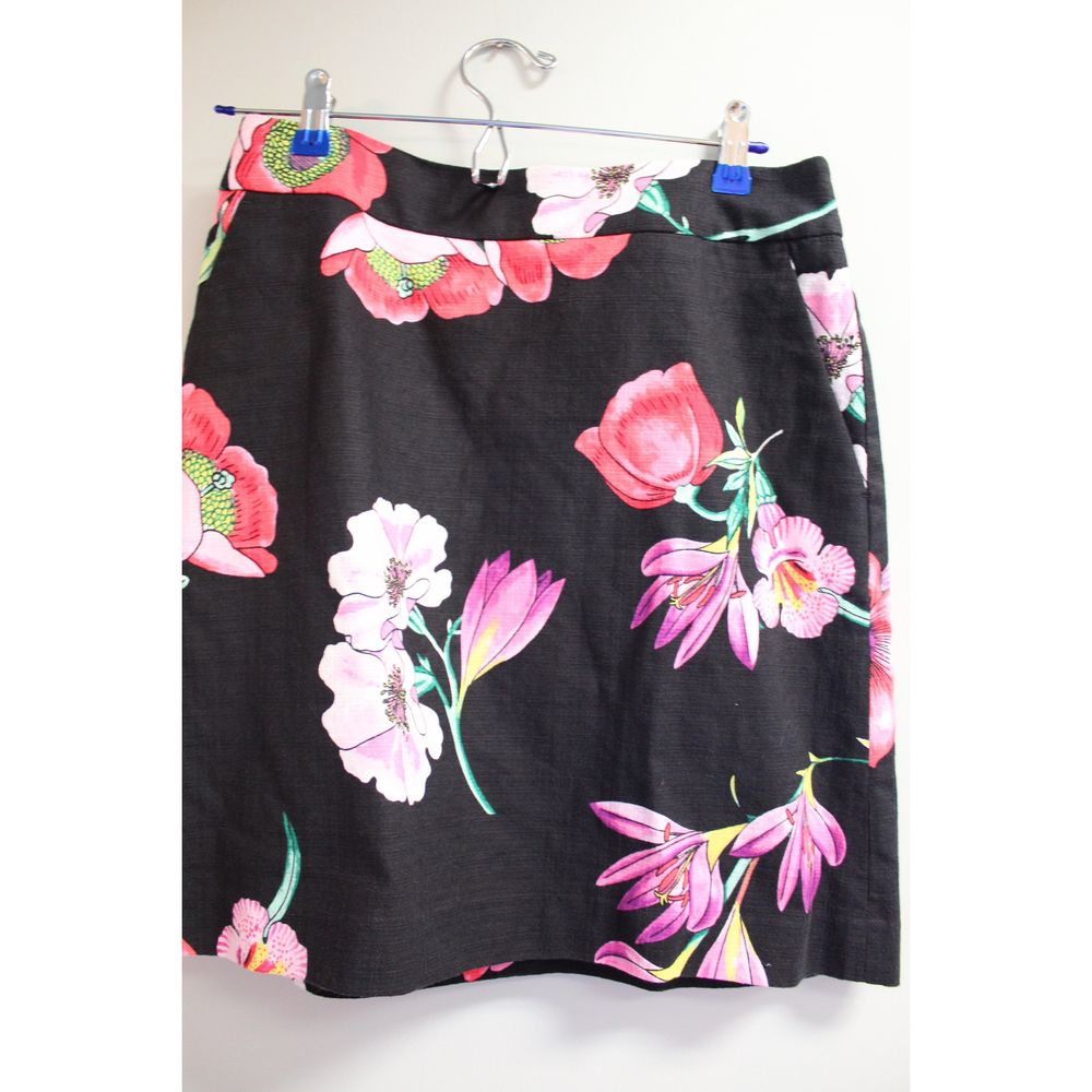 Ann Taylor Black Floral Skirt with Pockets Size 4